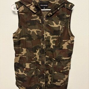Zenana Outfitters Camo Sleeveless Utility Vest - Green/Brown/Tan